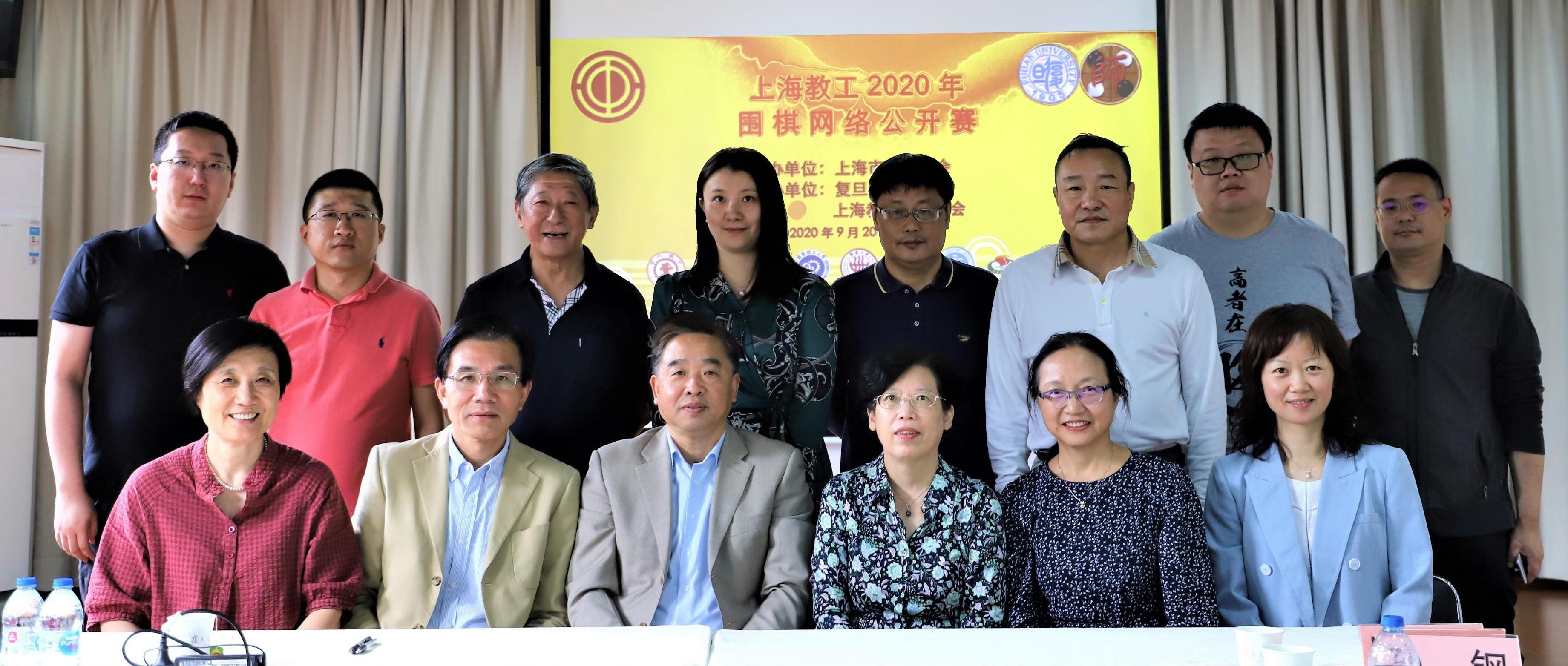 组委会和裁判组共同祝贺比赛圆满成功.jpg