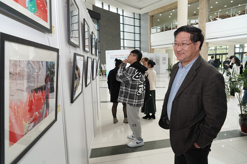 吴书记观展1_副本.jpg