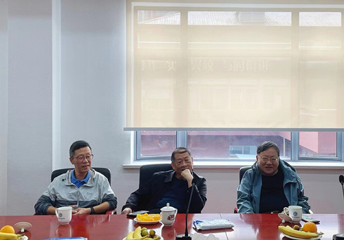 老领导们现场交流_副本.jpg