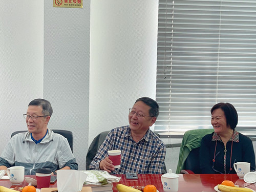 校老领导畅所欲言_副本.jpg