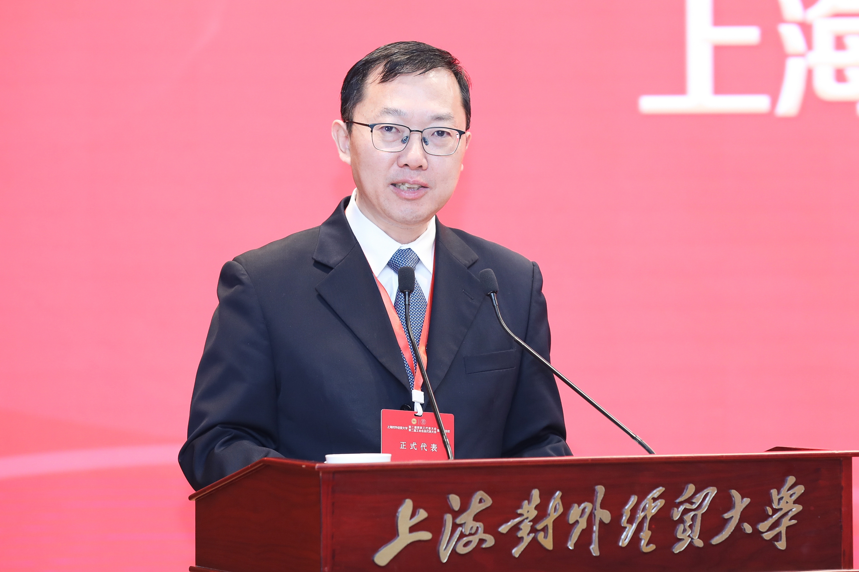汪荣明作行政工作报告.jpg