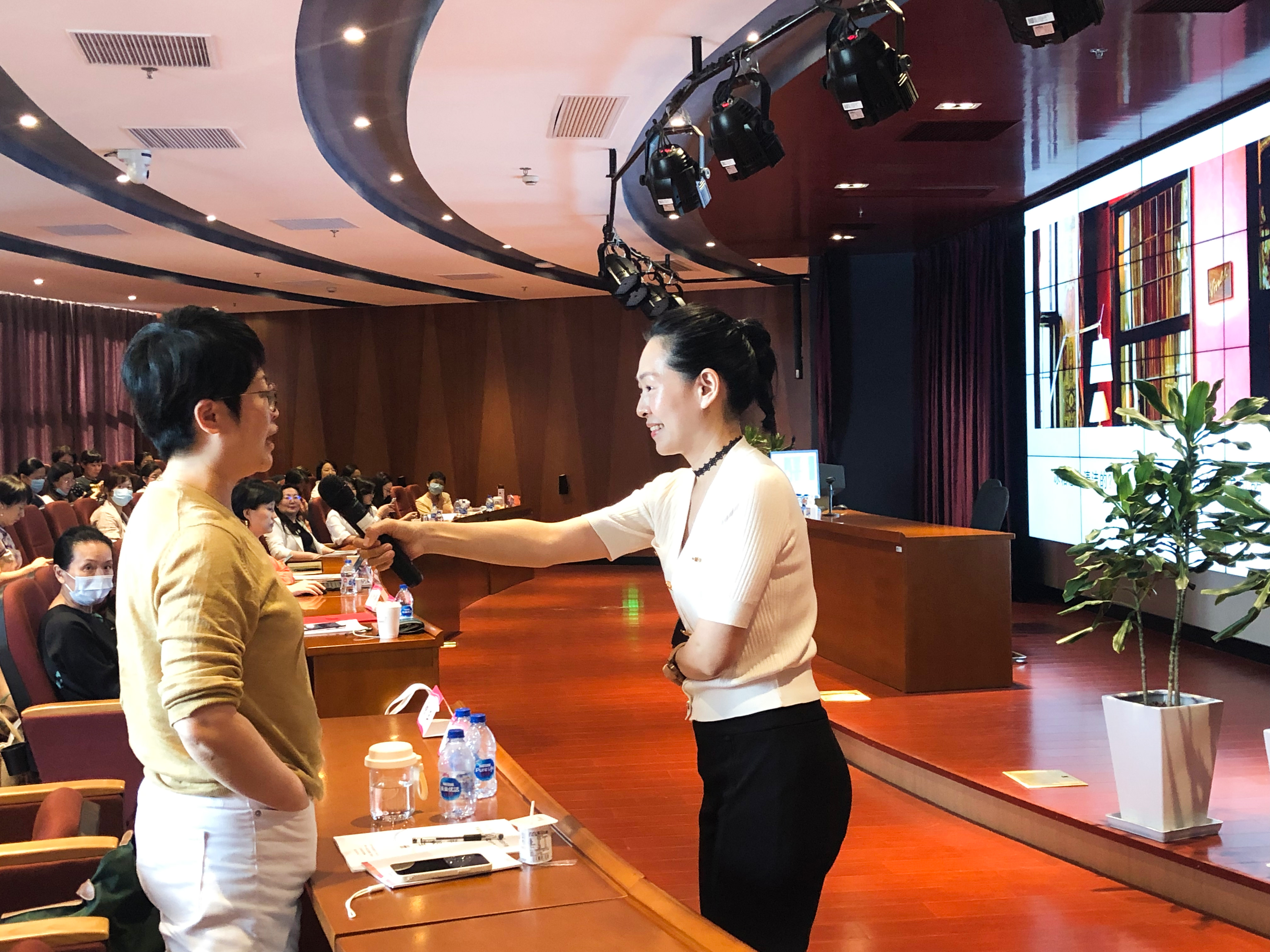 辜井与台下老师互动.jpg