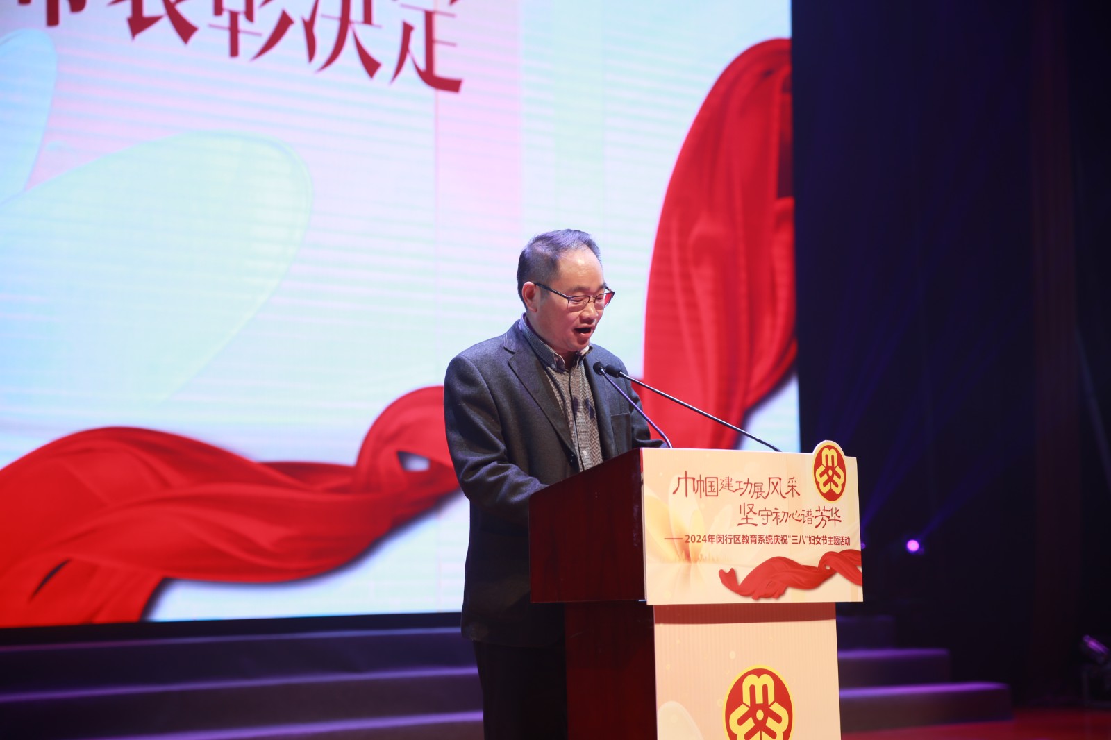 区教育局何美龙局长宣读表彰决定.JPG