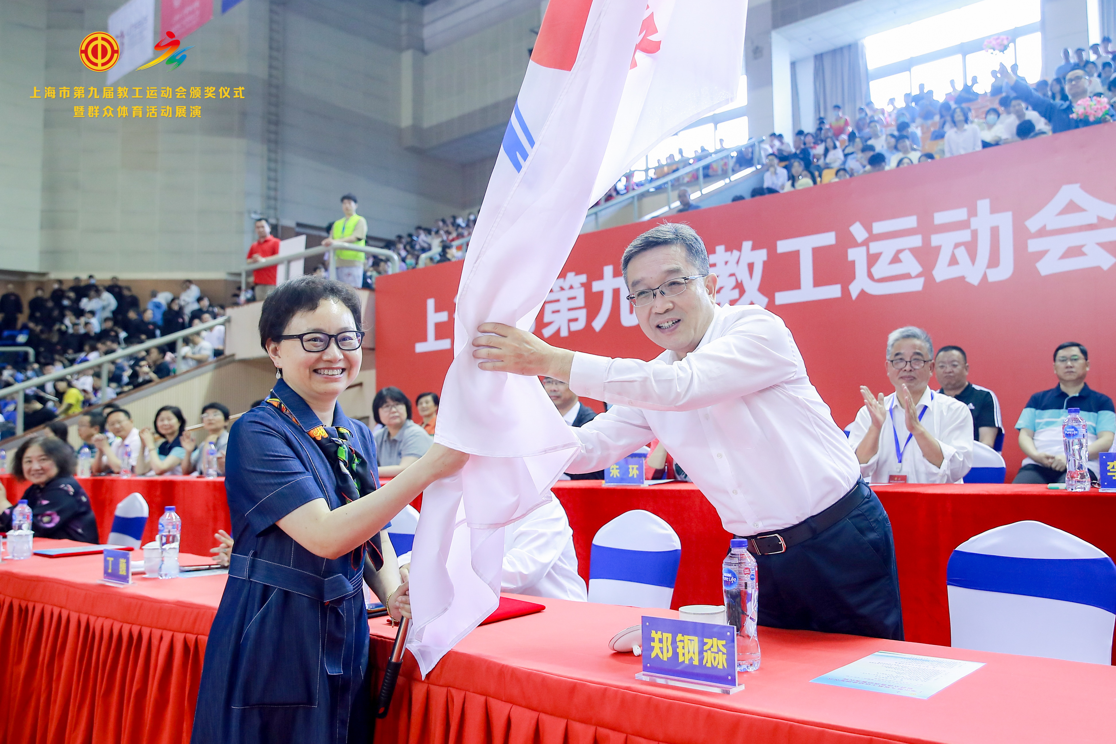 郑钢淼向张艳萍传递十运会会旗.jpg
