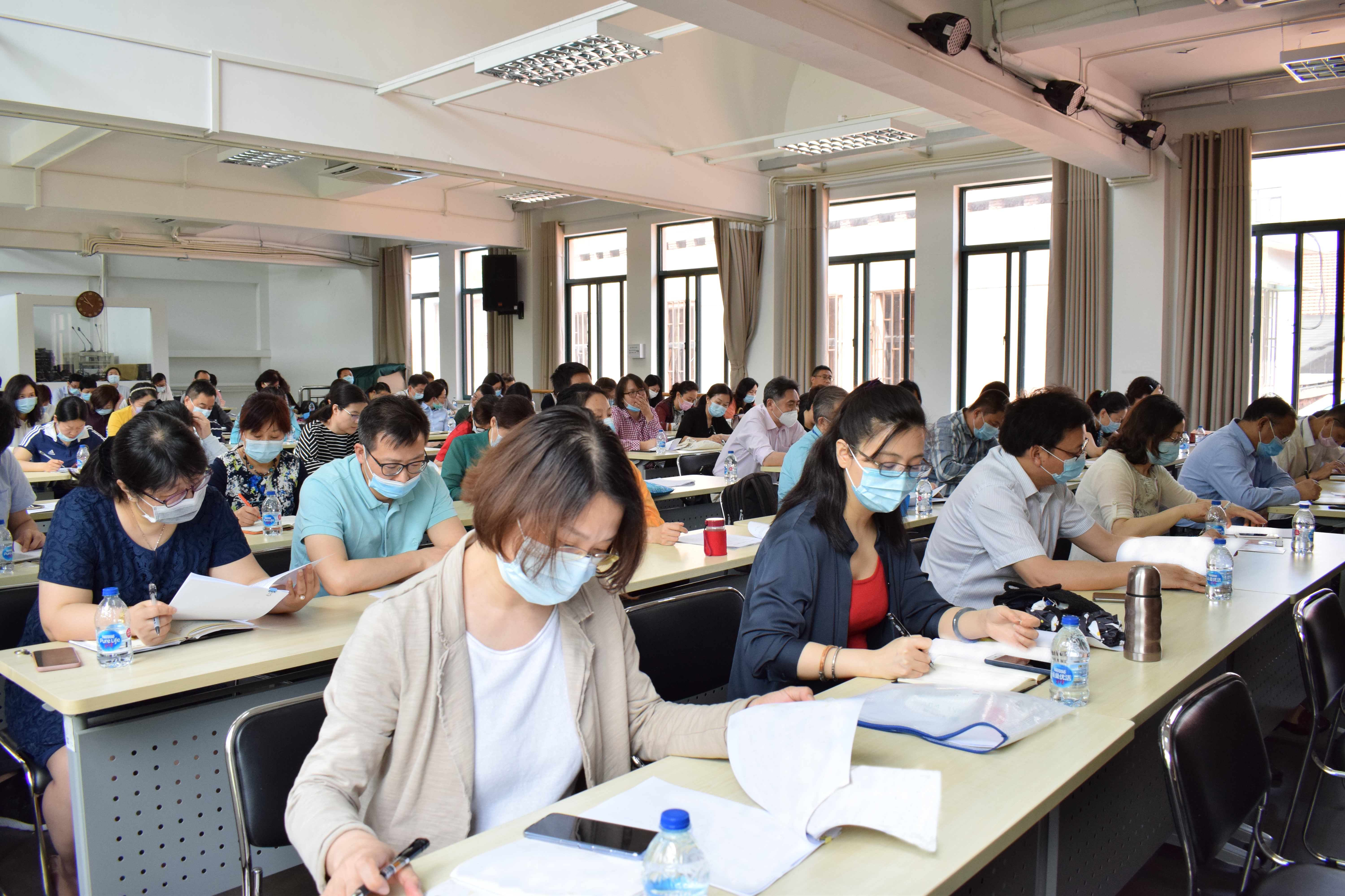 图：与会人员认真倾听并阅读有关文件.jpg