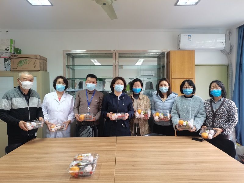 发放疫情防控慰问物资 (1).jpg