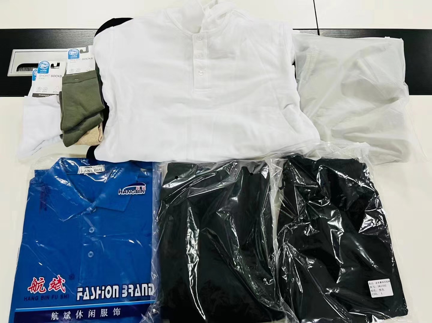11发放驻校教职工的换季服装.jpg