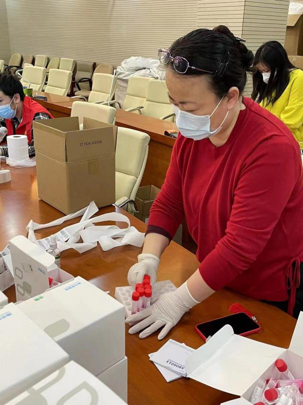 校办艾艳老师在社区分拣核酸试管.png