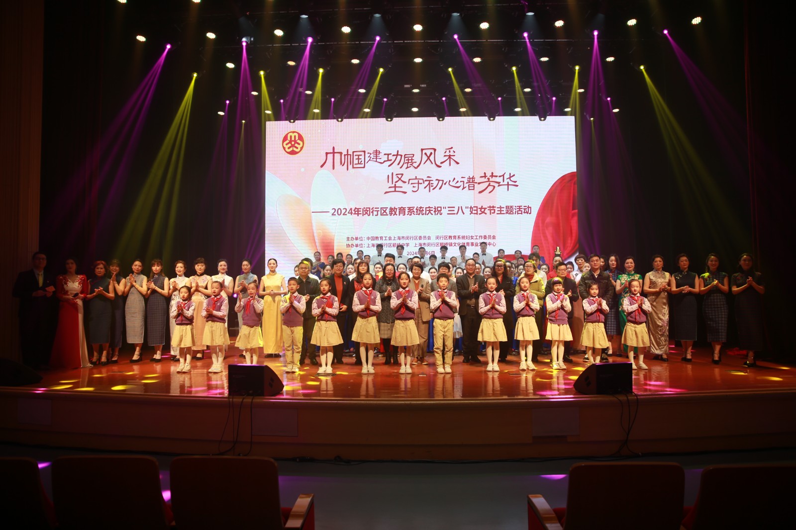 与会领导和演职人员合影.JPG