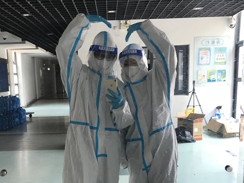 恒姗姗老师（右）与法学院辅导员陆思怡老师（左）在学生社区开展防疫工作.jpg