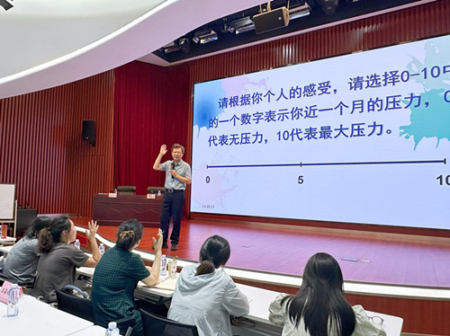 4.邓光辉教授与现场观众互动1_副本.jpg