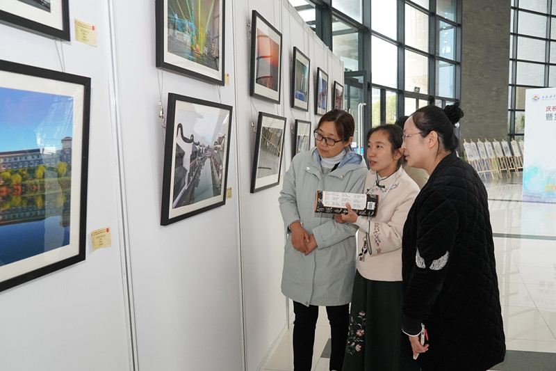青年女教师观展_副本.jpg