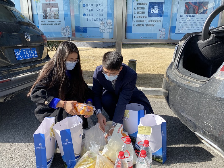 徐悲鸿艺术学院辅导员张婕老师准备水果慰问62号楼隔离区的学生.jpg