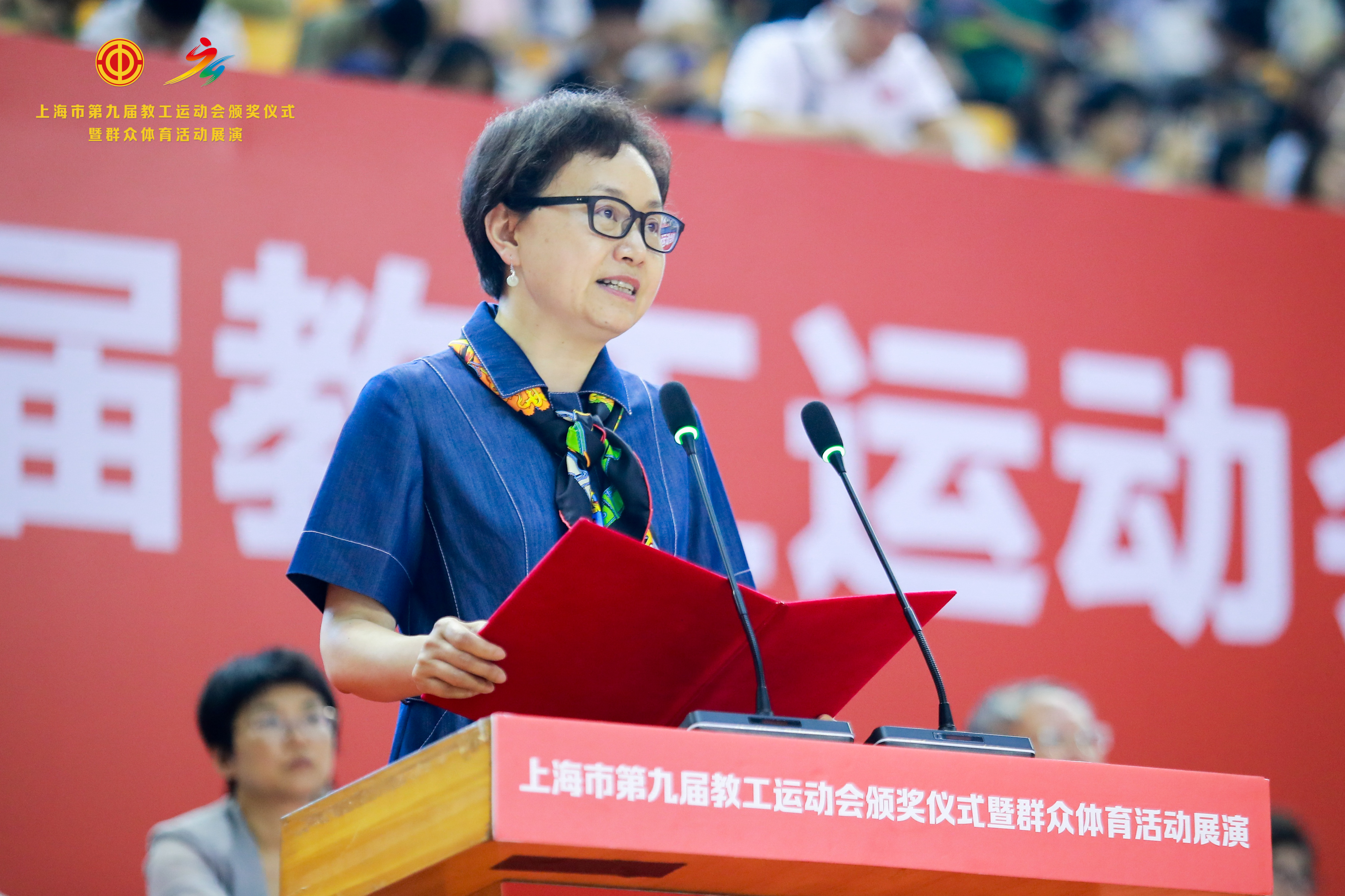 张艳萍宣读表彰决定.jpg